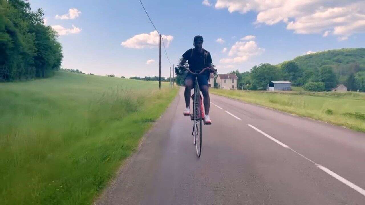 VIDÉO - Demba, 28 ans, traverse la France sur un vélo d’époque