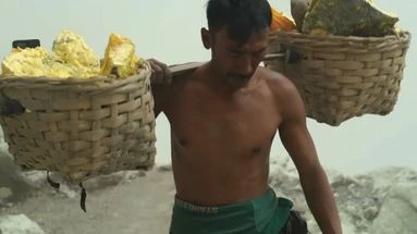 Attraction touristique et infernale mine de soufre : le volcan indonésien Kawah Ijen entre deux mondes