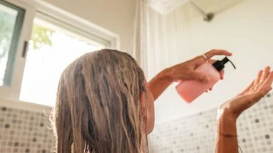 Pour éviter les irritations et les brûlures, voici quelques conseils pour bien choisir son shampooing et ses produits capillaires