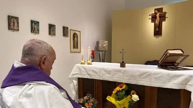 Le Vatican publie une photo du pape François priant dans la chapelle de l'hôpital