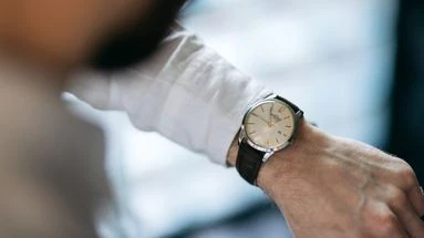 Mais pourquoi avons-nous l'habitude de porter notre montre sur le poignet gauche ?