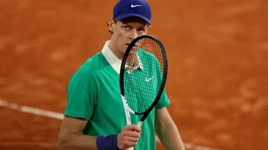 Sensation à Roland-Garros : le grand favori Jannik Sinner, accablé physiquement, éliminé dès le 2e tour