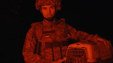 L'incroyable vidéo d'un chat sauvé du front par des soldats ukrainiens