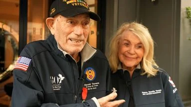 VIDÉO - À 100 ans, ce vétéran du D-Day re-débarque en France... pour se marier