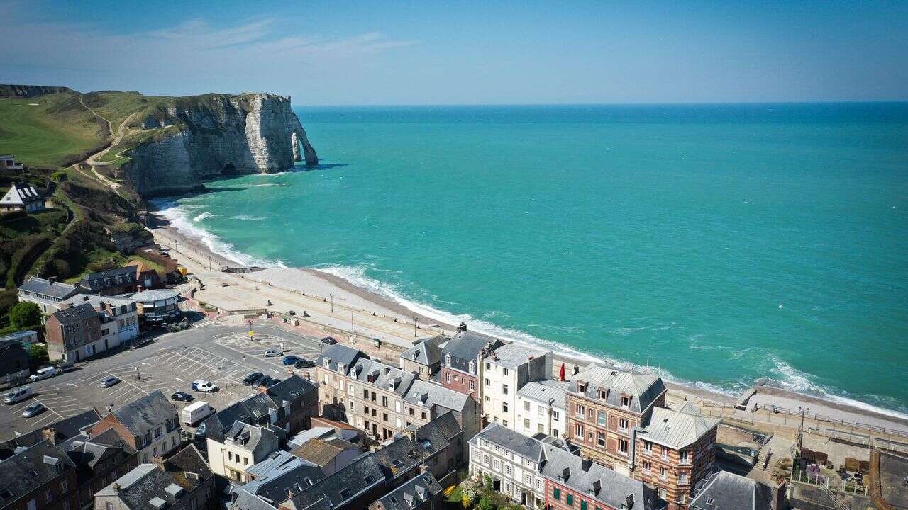 REPORTAGE - La plage d'Étretat, joyau menacé du littoral français