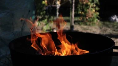 Brûler des déchets verts dans le jardin peut vous coûter très cher