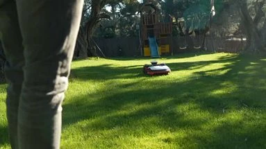 Guidage par GPS, pelouse cartographiée : cette tondeuse connectée annonce-t-elle le jardinage du futur ?