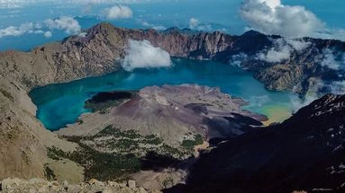 Indonésie : opération de secours en cours pour sauver une touriste brésilienne tombée dans le cratère d'un volcan