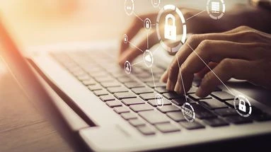 Booking alerte sur l'explosion des arnaques liées à l'intelligence artificielle