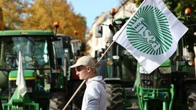 Des agriculteurs mobilisés lundi devant l'Assemblée nationale, jour d'examen d'une proposition de loi polémique