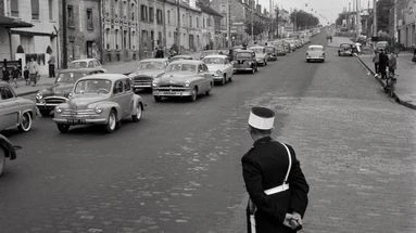 Quand les bouchons n’étaient pas encore vécus comme une épreuve : sur la Nationale 7, partir en vacances était déjà une aventure avant d’arriver
