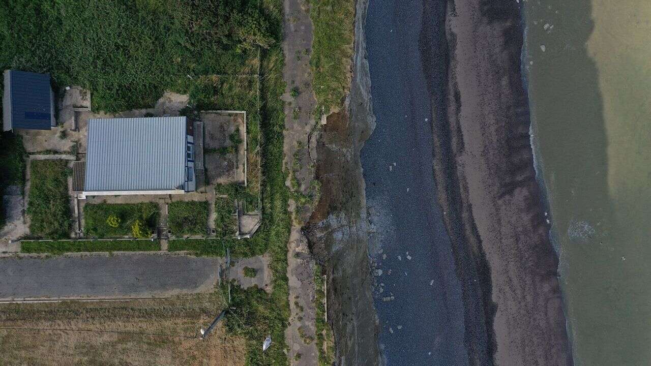 VIDÉO - Érosion côtière : ils achètent une maison... au bord de la falaise