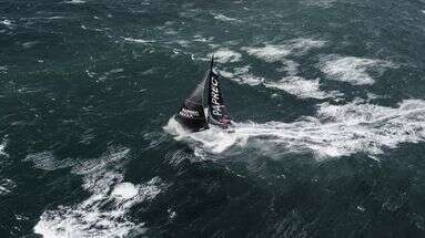 Vendée Globe 2024 : trois skippers en avance sur le temps d'Armel Le Cléach, son record en sursis ?