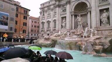 Rome : les premiers visiteurs découvrent la fontaine de Trevi refaite à neuf... avec une nouveauté