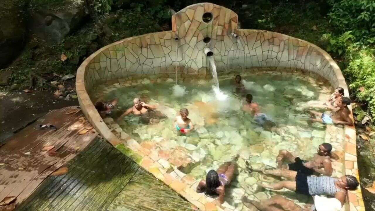 REPORTAGE - Guadeloupe : les sources d'eau chaude, l'un des trésors des Antilles