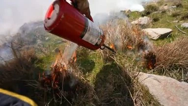 Brûler pour éviter les incendies, l'étonnante (et très efficace) stratégie des pompiers corses