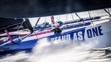 Vendée Globe : Éric Bellion quitte la course sur avarie, sixième abandon de cette édition