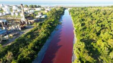 EN IMAGES - Un cours d'eau argentin se teinte de rouge, une pollution industrielle suspectée par les riverains