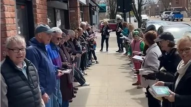 Aux États-Unis, une chaine humaine géante pour aider une librairie à déménager