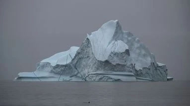 Groenland : la glace a fondu 17 fois plus vite que la moyenne en mai, alerte un réseau scientifique