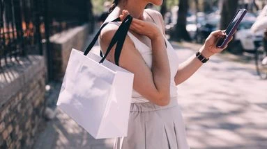 Ces couleurs que vous devez absolument bannir de votre dressing cet été