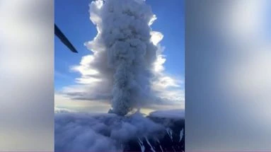 VIDÉO - Les images du réveil spectaculaire d'un volcan endormi depuis 450 ans