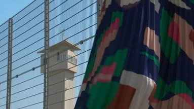 Prisons saturées : Emmanuel Macron envisage d'envoyer les détenus à l'étranger, est-ce réaliste ?