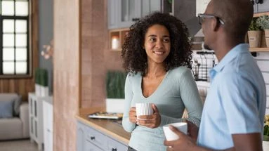 Sortir de sa zone de confort et prendre des risques : ce simple mot permettrait de surmonter les difficultés dans un couple, selon un psychologue