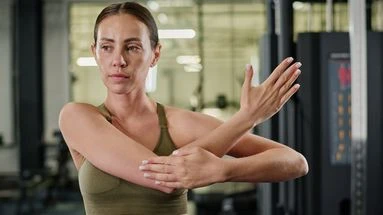 Vous avez les épaules enroulées et le dos voûté ? Voici trois exercices pour vous aider à vous redresser