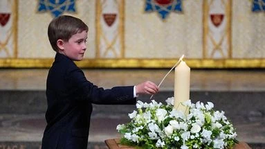 80 ans du 8 mai 1945 : l'arrière-arrière-petit-fils de Churchill allume une 