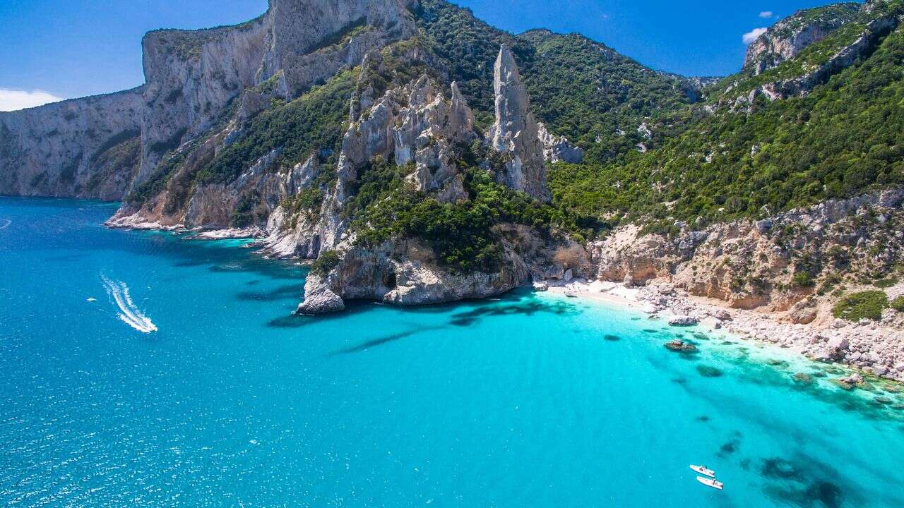 En Sicile et en Sardaigne, l'accès à de plus en plus de plages limité pour les protéger des touristes