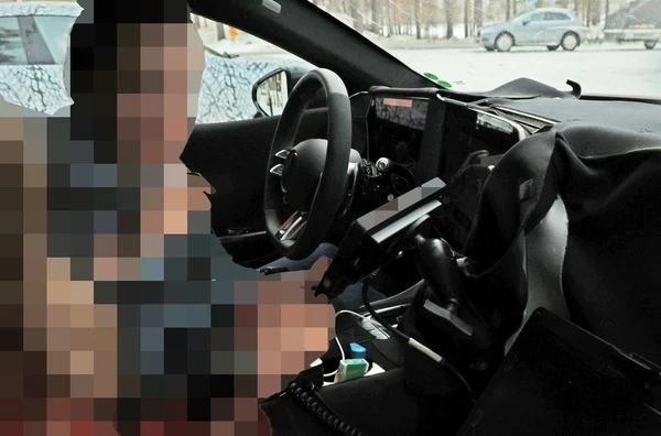 内部をついに激写！『GT 4ドアクーペ』後継としてメルセデスAMGが開発するモンスターの姿