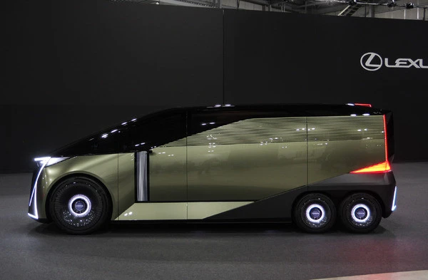 レクサスの新型「6輪ミニバン」の全貌が明らかに！「LS」はラグジュアリーセダンから「ラグジュアリースペース」へ…ジャパンモビリティショー2025