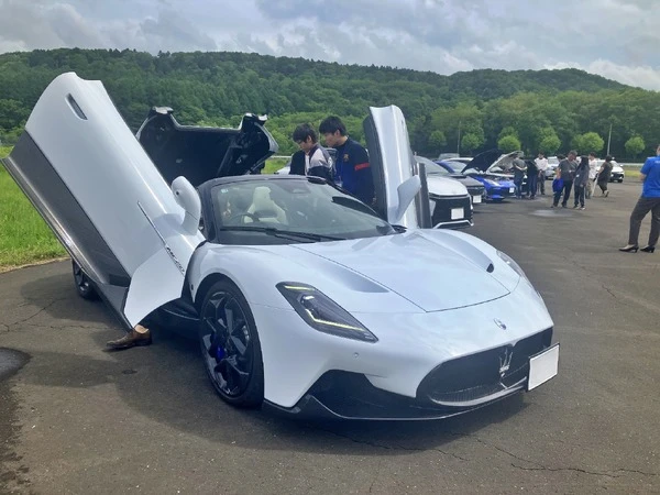 未来の整備士へ、ネクステージが専門学校のオープンキャンパスにマセラティやBMWを提供