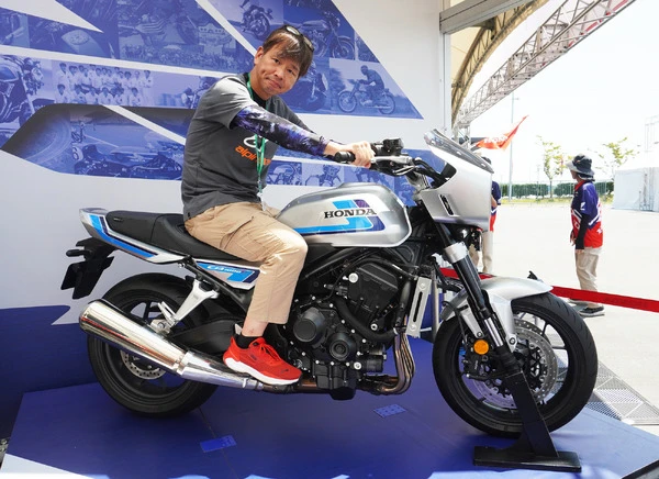 話題の新型ホンダ『CB1000F/SE』の“図太”直4サウンドを鈴鹿で堪能！ ライポジ＆足つきを最速チェック