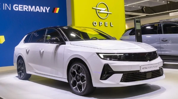 オペル『アストラワゴン』にハイブリッド、1200km以上を無給油走行可能…IAAモビリティ2025