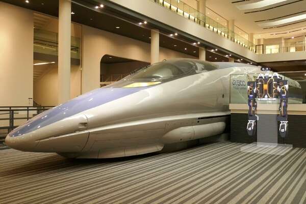 人型重機が京都鉄道博物館に登場!! 500系新幹線との並びも　1月18-28日