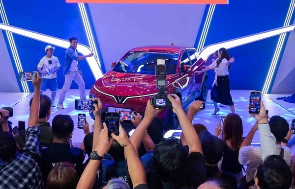 ビンファストの電動SUV『VF6』、右ハンドル仕様を初公開
