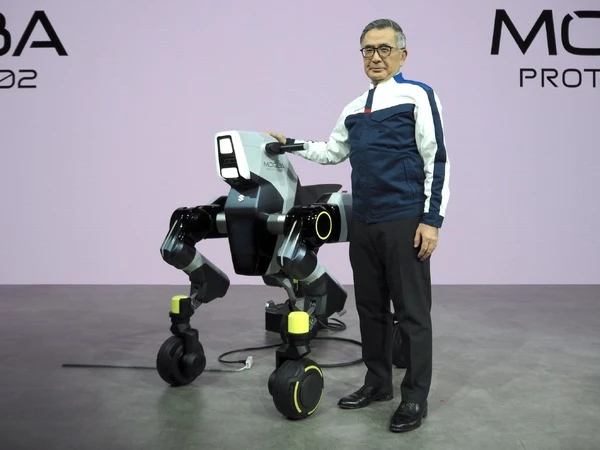 スズキの次世代四脚モビリティ「MOQBA2」、BASFとサステナブル素材を共同開発…ジャパンモビリティショー2025