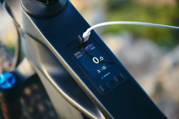 ボッシュ、eバイクのフレーム一体型ディスプレイ「Kiox 400C」発表