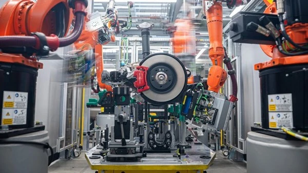 ポルシェの独ライプツィヒ工場、自動アクスル検査システム導入…ロボットが80秒で130箇所を検査