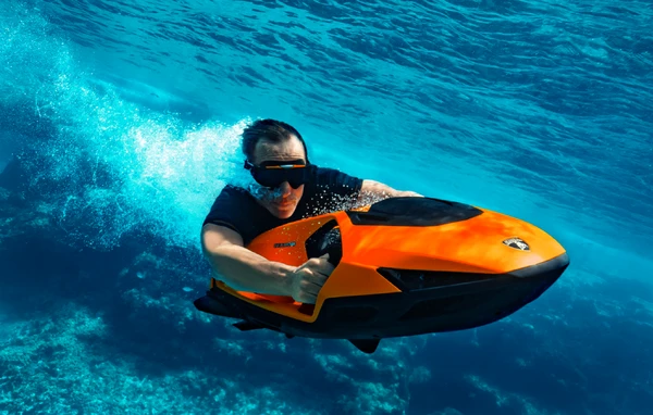 ランボルギーニが史上最強の「水中スクーター」開発!? 「SEABOB SE63」は2026年発売へ