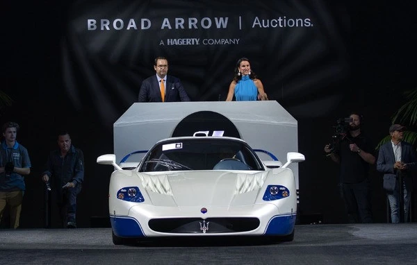 『MC12ストラダーレ』が約7億7000万円で落札、現代マセラティ史上最高額を更新