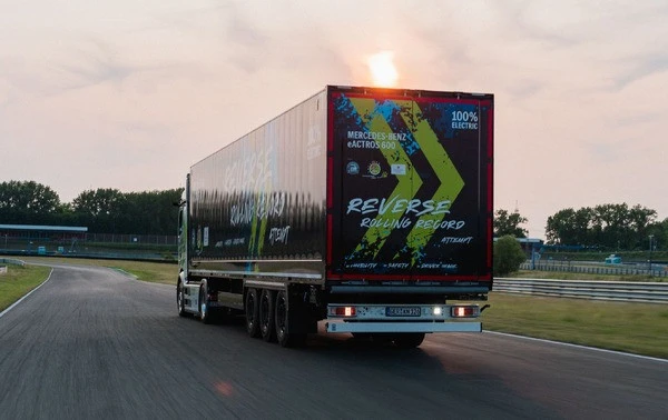 「124.7kmをバック走」でギネス世界新記録！ メルセデスベンツの新型トラックで