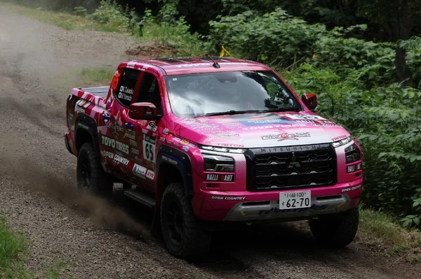 三菱自動車が技術支援、北海道「ラリー・カムイ」で『トライトン』2台が完走
