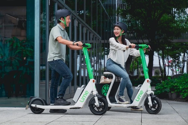 Uberアプリから電動キックボード利用可能に、那覇でLimeが新サービス