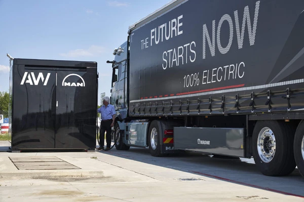MANの電動トラック・バス、移動式蓄電・充電システム利用可能に…最大容量1100kWh