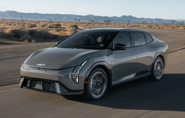 キア初のグローバルEVセダン『EV4』発表、航続は最大530km…ニューヨークモーターショー2025