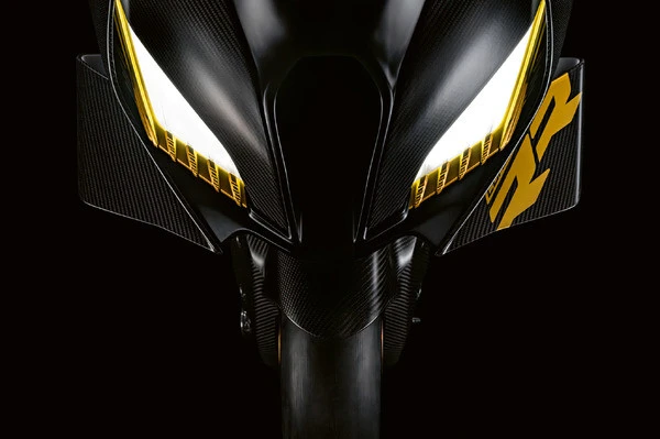 BMWが初公開したスーパーバイク『コンセプトRR』に熱視線！「男子ってこうゆうのが好きなんだよね」