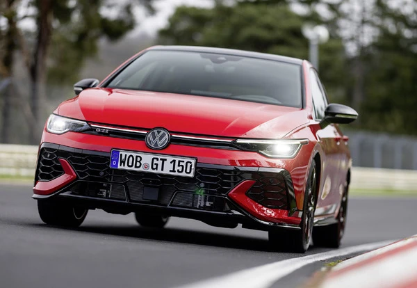 歴代最強の『ゴルフGTI』がタイプRの好敵手に!?「ロマン感じる」「気合い入ってんな」などSNSも注目！